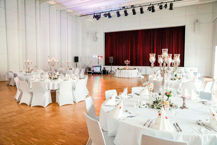 Saalvariante Hochzeit mit runden Tischen