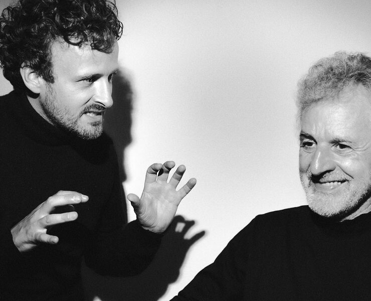 Der jüngere Johannes Mayer (Tenor) gestikuliert lebhaft, während der ältere Hubert Mayer (Klavier) lächelnd zur Seite blickt. Auftritt im Rahmen des Nachmittagstheaters in der Kulturhalle Süßen.