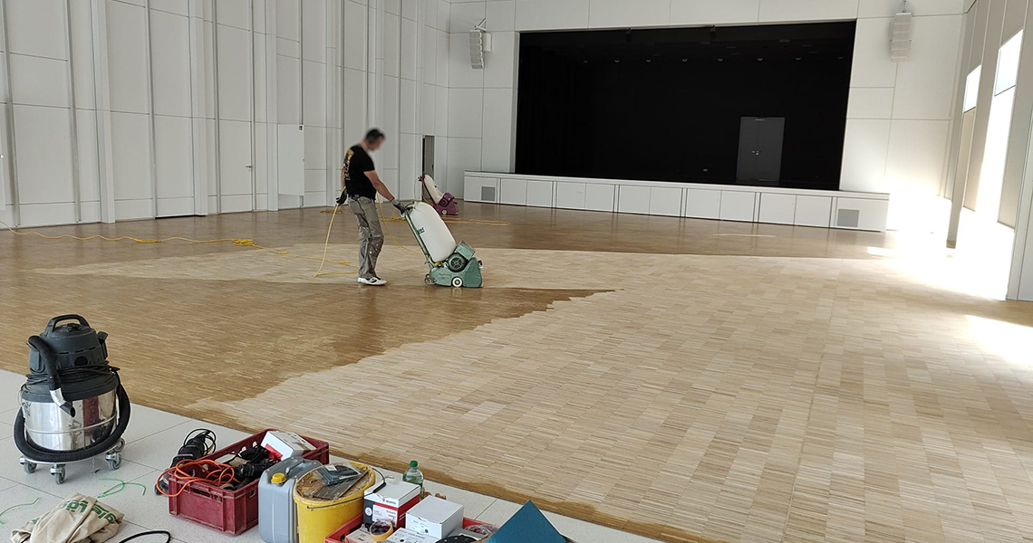 Kulturhalle Süßen: Parketterneuerung Das Parkett der Kulturhalle Süßen wird abgeschliffen.