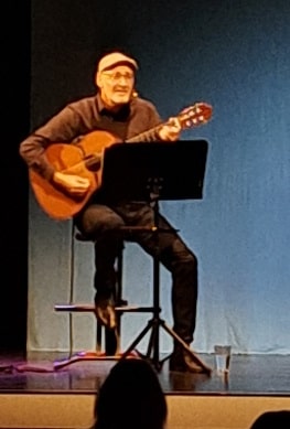 Gitarrist Clemens Parrotta begleitet das Programm „Bella Italia 2025“ in der Kulturhalle Süßen – ein musikalisch-poetischer Abend voller italienischer Lebensfreude.