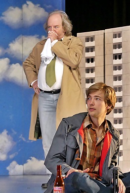 Szenenfoto aus dem Theaterstück Goodbye Lenin der Württembergischen Landesbühne Esslingen mit zwei Schauspielern vor Hochhauskulissen. Aufführung am 13. Mai 2023 in der Kulturhalle Süßen. Foto: Sabine Ackermann.