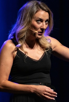 Comedienne Kathi Wolf auf der Bühne mit Headset-Mikrofon beim Comedy-Programm Laugh Out Loud (LOL) in der Kulturhalle Süßen.