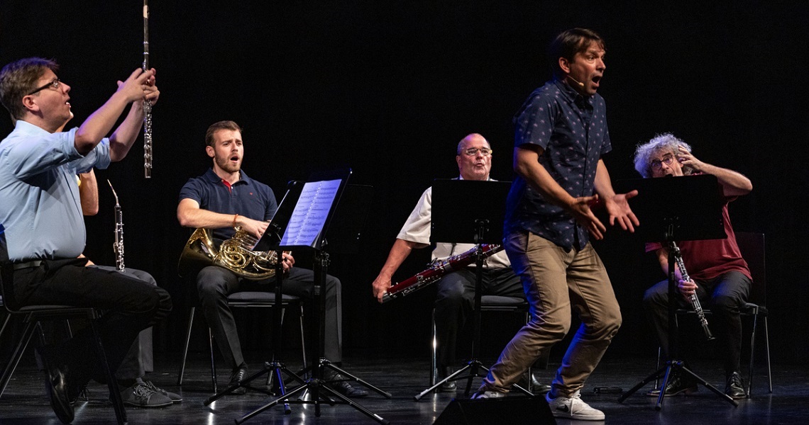 Familienkonzert in der Kulturhalle Süßen: Schauspieler Juri Tetzlaff und die Bläsersolisten von Profive bringen die kleine Meerjungfrau auf der Bühne lebendig zum Leben. Foto: Staufenpress.