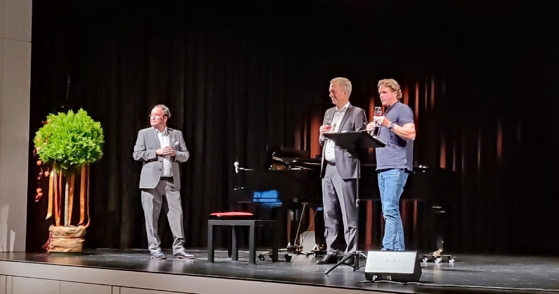 13 Schluck Kästner – ein literarischer Genuss Martin Seidler, Michael Lehmann und Peter Grabinger auf der Bühne der Kulturhalle Süßen während der literarisch-musikalischen Weinprobe „Erich Kästners 13 Monate“.