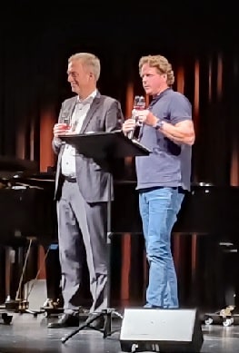 Martin Seidler (links) und Michael Lehmann auf der Bühne während der Veranstaltung „Erich Kästners 13 Monate“ in der Kulturhalle Süßen.