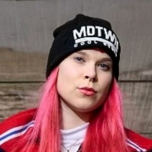 Maya Rapp Junge Frau mit pinkfarbenen Haaren und schwarzer Mütze, sportlich gekleidet, direkter Blick in die Kamera.